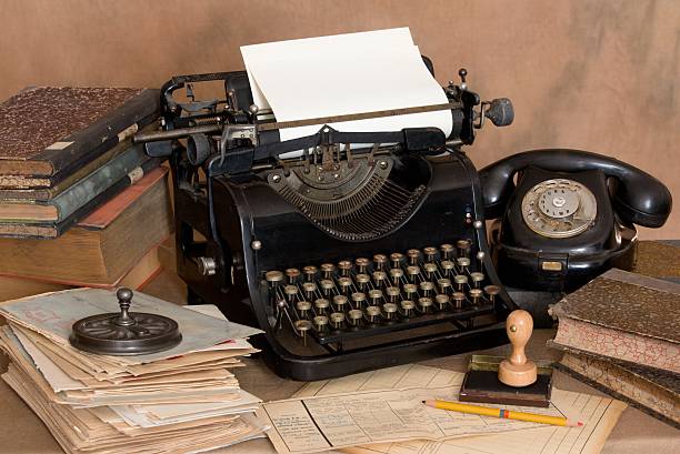 vintage-schreibtisch - typewriter book old retro revival stock-fotos und bilder