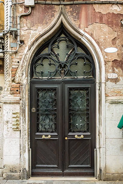 венецианский дверь - venice italy ancient architecture creativity стоковые фото и изображения