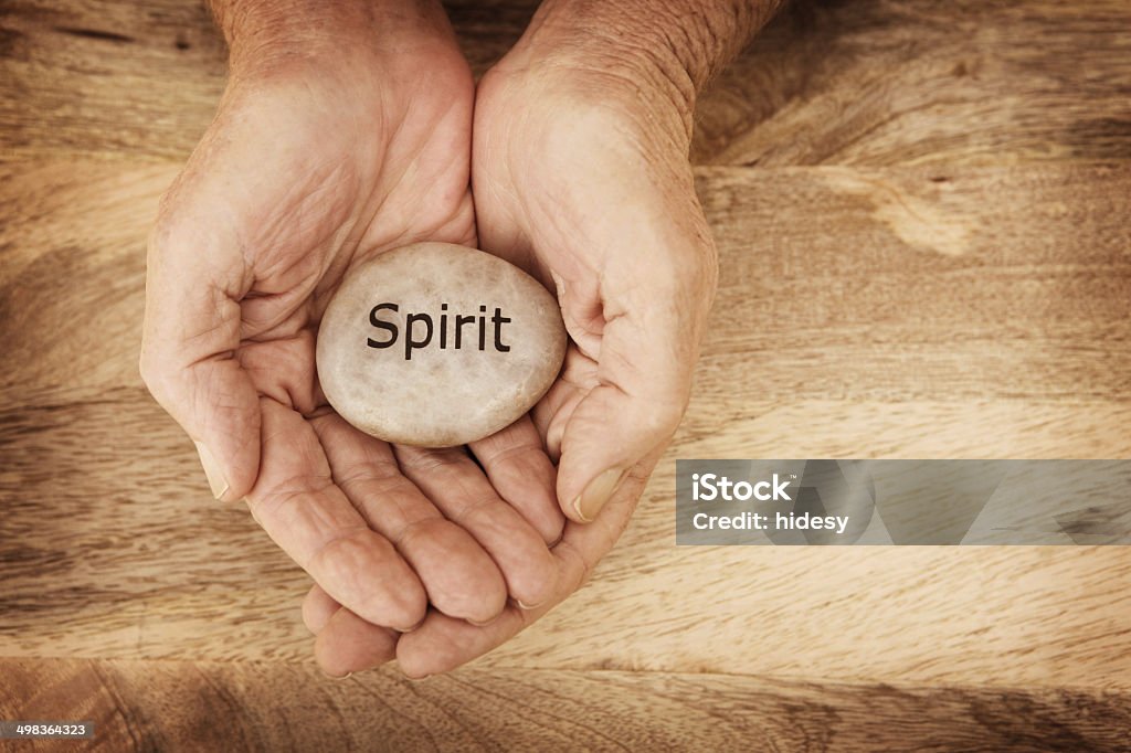 Espírito pedra em adultos as mãos em fundo de madeira - Royalty-free Aperfeiçoamento Pessoal Foto de stock