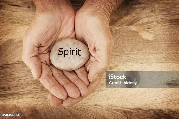 Espírito Pedra Em Adultos As Mãos Em Fundo De Madeira - Fotografias de stock e mais imagens de Aperfeiçoamento Pessoal