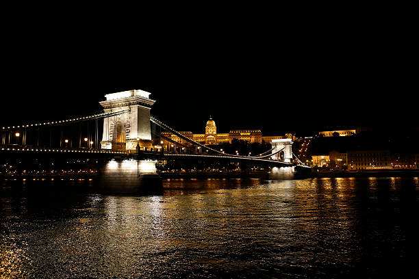 鎖橋ブダペストの夜 - suspension bridge 写真 ストックフォトと画像