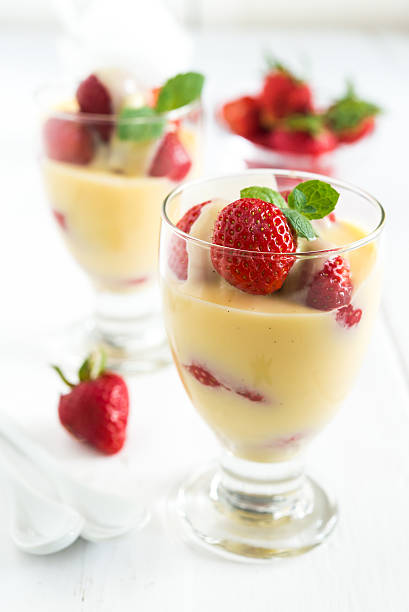 Strawberry and advocaat sauce dessert