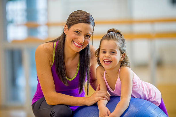 мать и дочь, играя в спортзале - gym health club school gymnasium exercising стоковые фото и изображения
