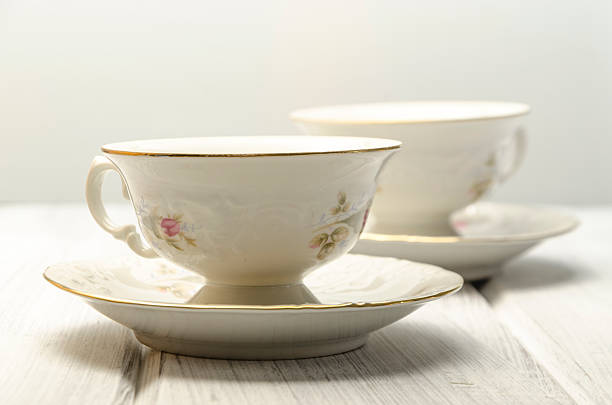duas xícaras de chá no fundo branco antigo - tea cup cup old fashioned china - fotografias e filmes do acervo