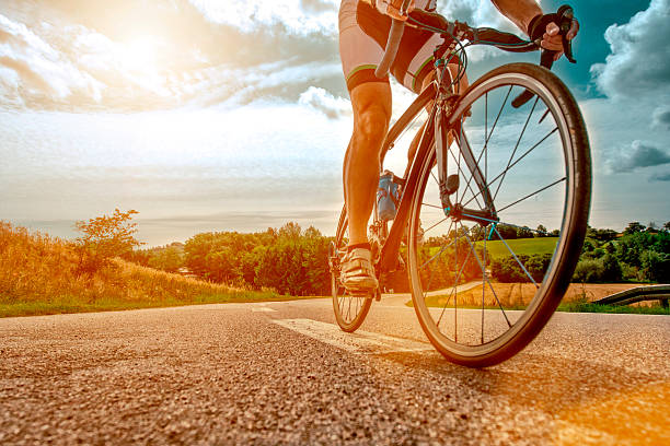 die radfahrer reiten fahrrad sie einen abhang - bicycle cycling exercising riding stock-fotos und bilder