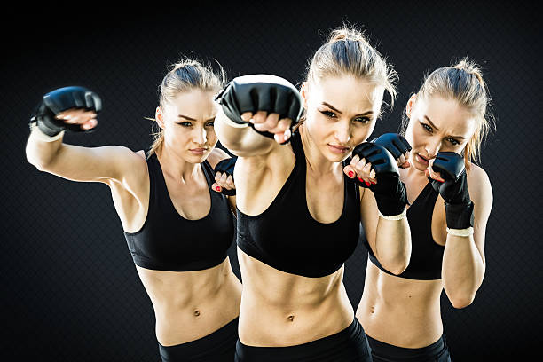 istock Sequence Image Punching of a Women Fighter in the Cage 498377088