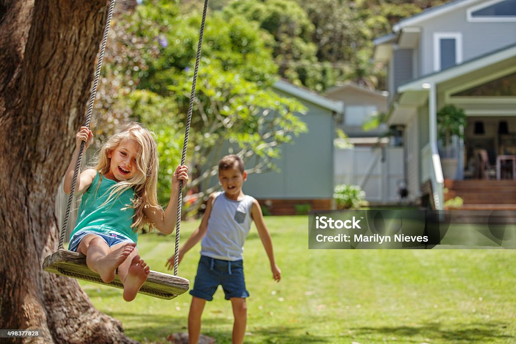 Bruder und Schwester Spielen auf der Schaukel - Lizenzfrei Kind Stock-Foto