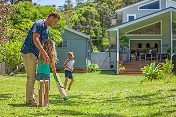 père apprend à sa fille de cricket - australian culture photos photos et images de collection