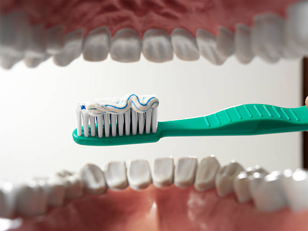 cepillo y pasta de dientes  - mouth open dental drill holding doctor fotografías e imágenes de stock