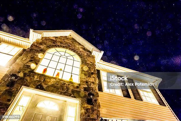 Estrelas No Céu Acima Da Vida Casa - Fotografias de stock e mais imagens de Céu - Céu, Escuro, Mansão Imponente