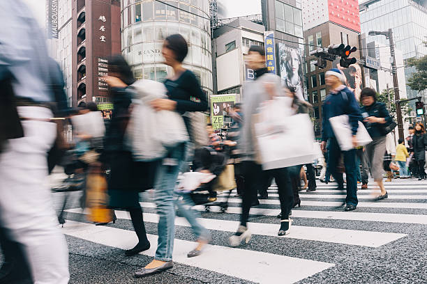 les personnes de passage de shibuya à tokyo - marché établissement commercial photos et images de collection
