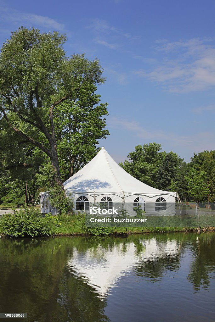 Besondere Veranstaltung Canopy-Zelt mit Wasser Reflexion - Lizenzfrei Festzelt Stock-Foto