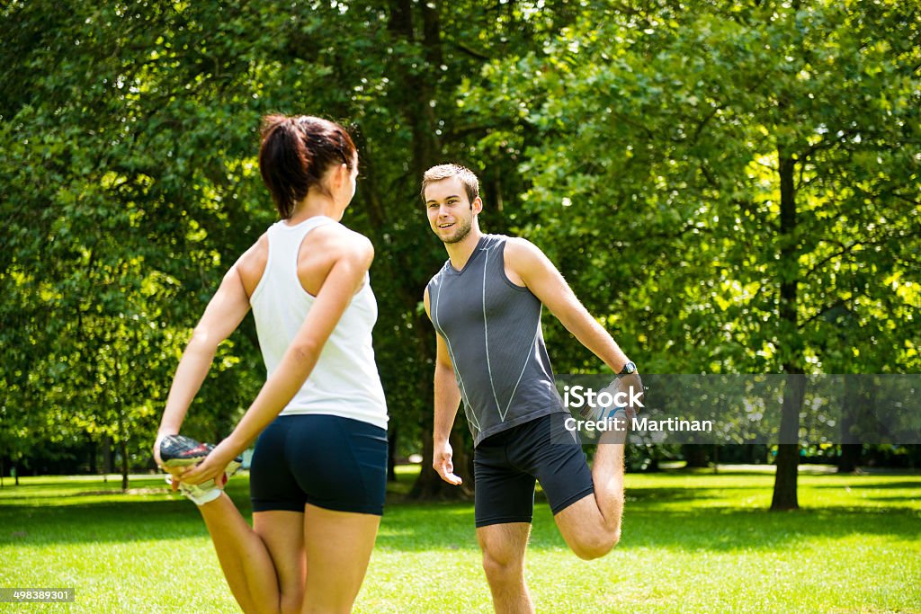Rozgrzewaj się-para wykonywanie ćwiczeń przed joggingu - Zbiór zdjęć royalty-free (Aktywny tryb życia)