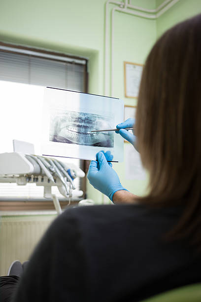 歯科医は、x 線は患者の歯 - 歯 写真 ストックフォトと画像