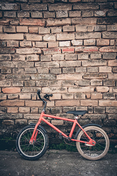 istock Vintage bicycle on old brick house wall 498397098