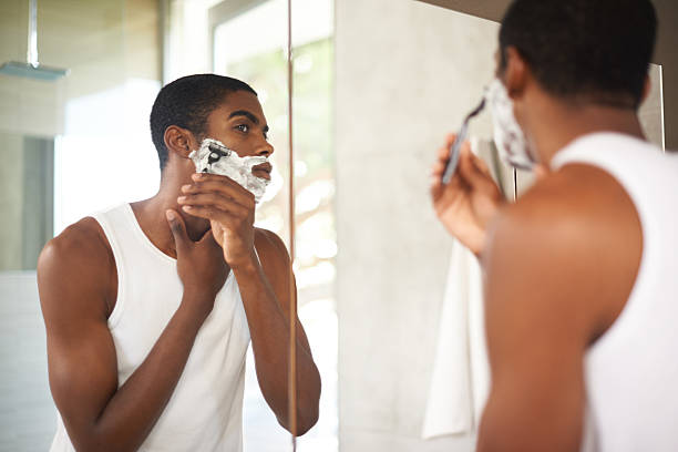 eliminar a "alma" teimoso barba por fazer - shaving men shaving cream mirror imagens e fotografias de stock