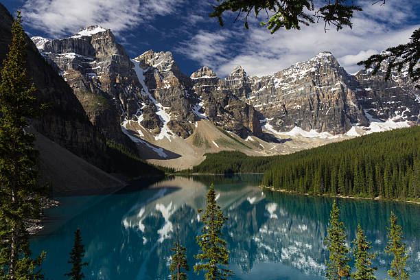 istock Sunny Day At Moraine Lake 498400268