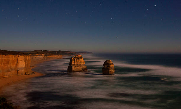 the twelve apostles-bergkette im mondlicht - australian culture landscape great ocean road beach stock-fotos und bilder