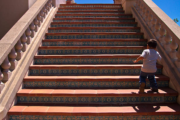 rapaz subir uma escada - personal perspective vanishing point diminishing perspective staircase imagens e fotografias de stock