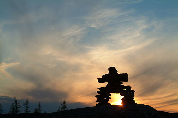 inuit-steindenkmal in der dämmerung in nunavik - lake night winter sky stock-fotos und bilder