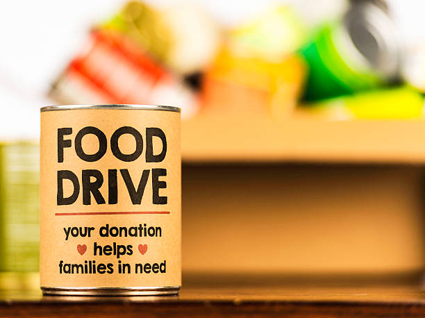 ¡apoyen nuestra comida en automóvil. holiday producto enlatado drive - non perishable fotografías e imágenes de stock
