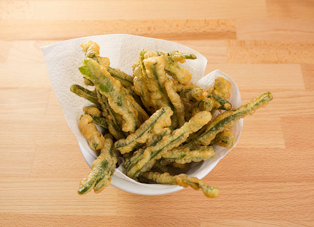 frijoles verdes tempura en un tazón - green bean fotografías e imágenes de stock