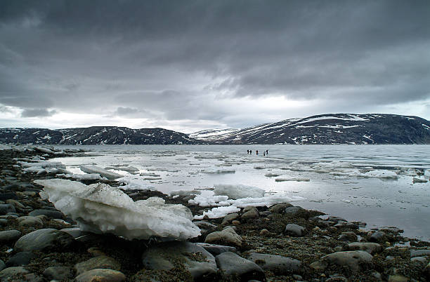 inuits ice fishing in nunavik. - 努勒維特地區 個照片及圖片檔