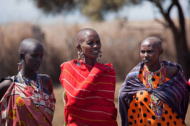maasai mujeres en massai village - masai community africa indigenous culture fotografías e imágenes de stock