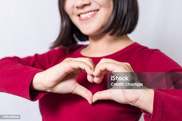 Frau Hände Zeigen Herzform Stockfoto und mehr Bilder von Herzform - Herzform, Asien, Etwas herstellen