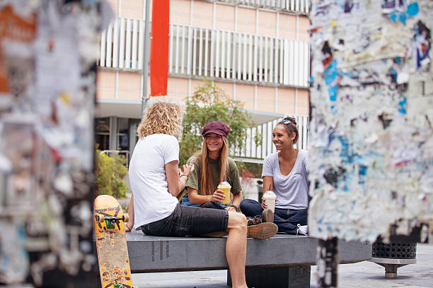 alunos fora da conversa - aborigine australia women student imagens e fotografias de stock