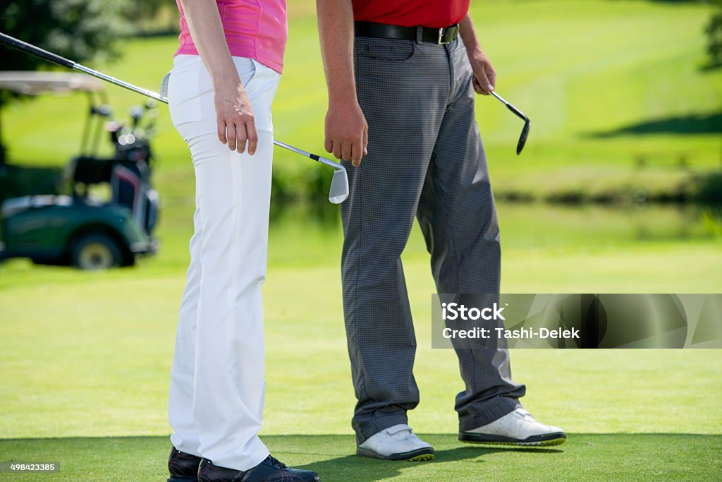 Coppia che gioca a golf - Foto stock royalty-free di Adulto