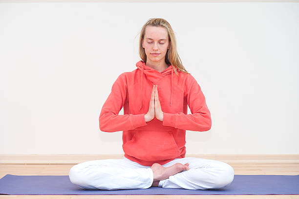 yoga femme avec robe rouge au calme avec scène - tranquill scene photos et images de collection