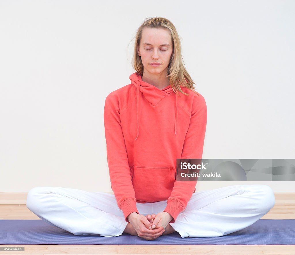 yoga donna con abito rosso in scena tranquill - Foto stock royalty-free di Adulto