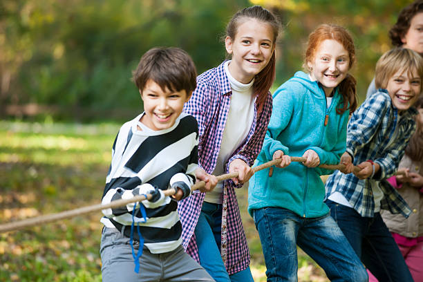 grupy dzieci w przeciąganie liny gry - activity sport teenager nature zdjęcia i obrazy z banku zdjęć