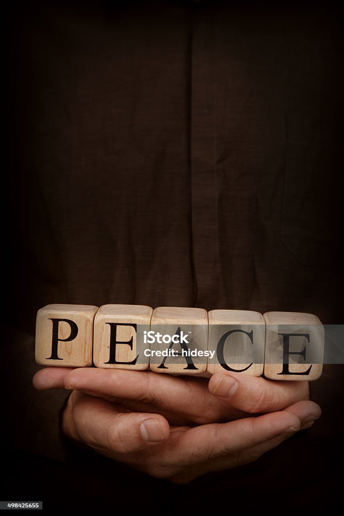 - Blocos de brinquedo de paz em mãos em fundo escuro - Foto de stock de Aprender royalty-free