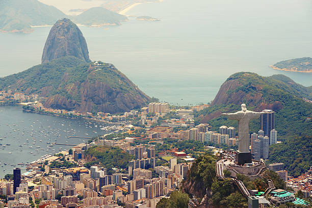 acogedor todo a la soleada ciudad - christ the redeemer rio de janeiro brazil corcovado fotografías e imágenes de stock