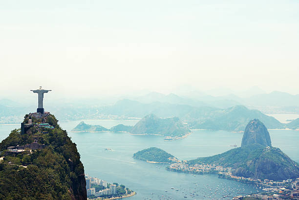 tranquila belleza de la ciudad tiene una tradición - christ the redeemer rio de janeiro city urban scene fotografías e imágenes de stock