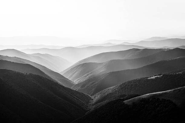 berglandschaft - monochrom stock-fotos und bilder