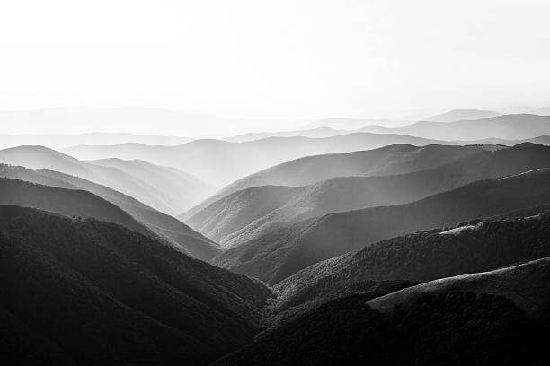 paisaje de montaña - blanco y negro fotografías e imágenes de stock