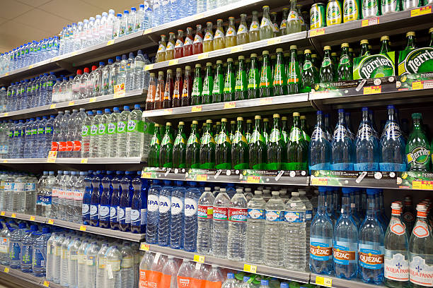 es la pieza central del supermercado agua embotellada display. - distilled water fotografías e imágenes de stock