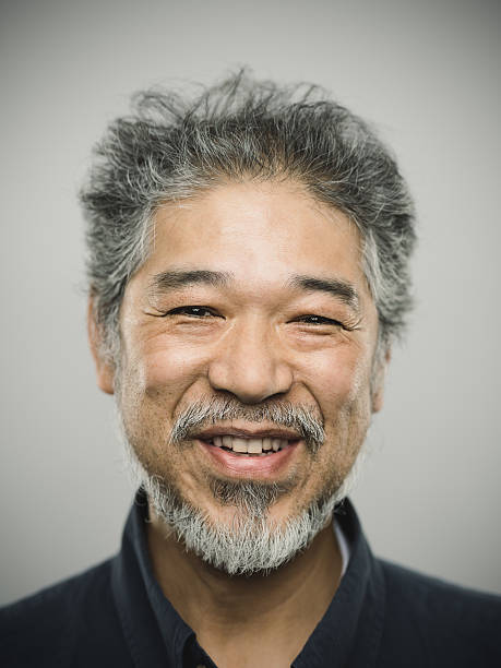 retrato de un hombre feliz con auténtico estilo japonés gris de cabello. - portrait human face chinese ethnicity real people fotografías e imágenes de stock