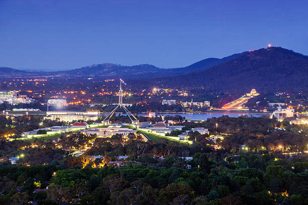 канберра, австралия, в сумерках - city urban scene canberra parliament house australia стоковые фото и изображения