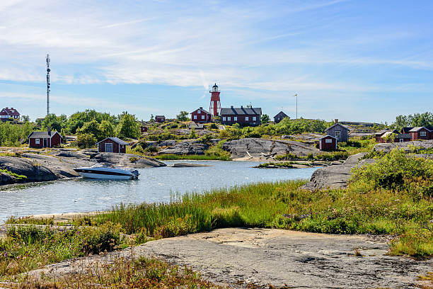 archipiélago con faro de puerto - skerries fotografías e imágenes de stock