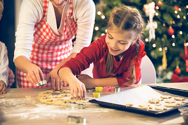 구슬눈꼬리 및 딸이다 베이킹 크리스마스 쿠키 - pastry cutter family holiday child 뉴스 사진 이미지