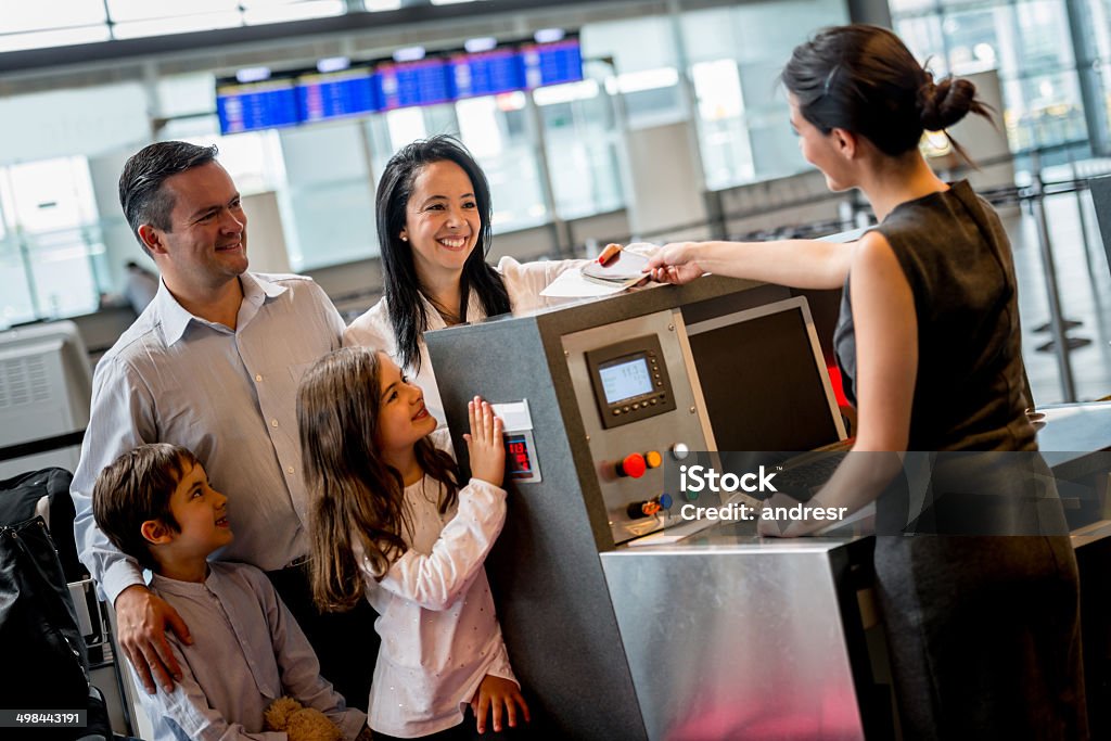 Familie bei check-in - Lizenzfrei Flughafen Stock-Foto