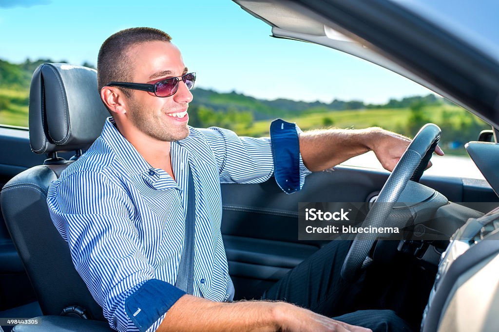 Macho joven feliz conducción convertible car - Foto de stock de 20 a 29 años libre de derechos