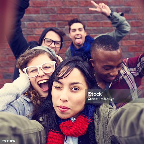 Five Friends Narr Um Schülern Sie Albern Stockfoto und mehr Bilder von Angeberei - Angeberei, Außenaufnahme von Gebäuden, Blick in die Kamera