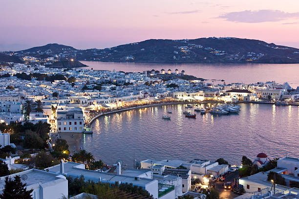 vista para a cidade de mykonos e o porto - sea aegean sea night illuminated - fotografias e filmes do acervo