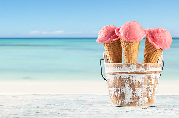 frutas un helado en la playa - gourmet waffle raspberry berry fruit fotografías e imágenes de stock