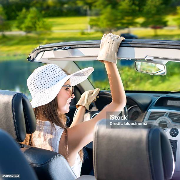 Mujer Feliz Conducir Un Coche De Cabriolet Foto de stock y más banco de imágenes de Actividad - Actividad, Adulto, Adulto joven